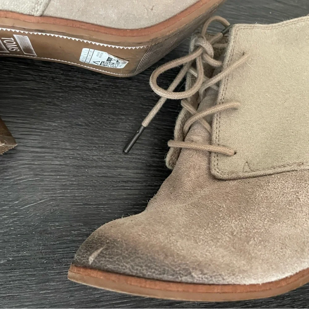 Toms Women's Beige Lace-Up heeled Ankle Booties like new - Picture 7 of 7